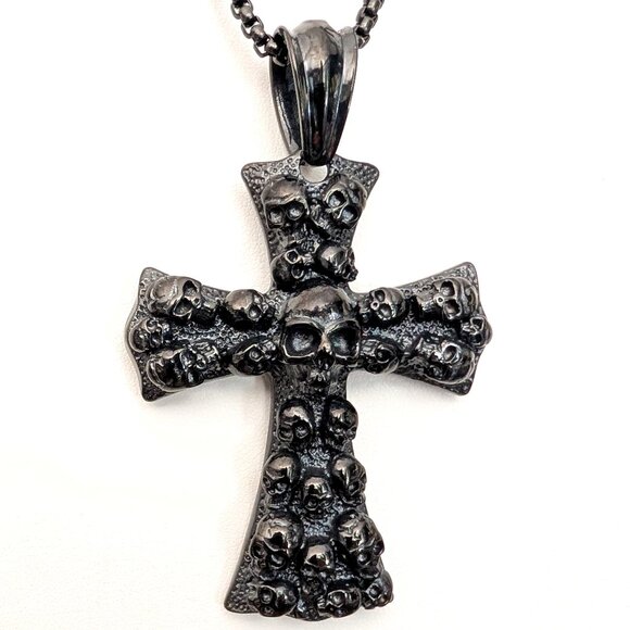 Black metal cross with skulls necklace - Picture 4 of 11